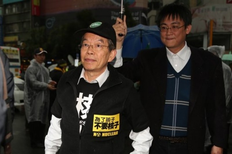 民進黨前主席謝長廷帶著兒子謝維州一同現身北市反核大遊行台大線,強調核四若運轉就不可逆,人民江生活在恐懼下。(余志偉攝)