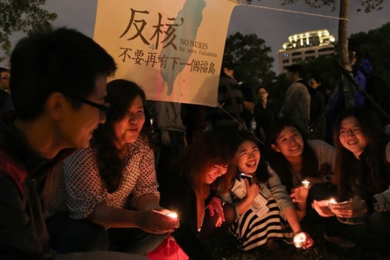 參與「燭光守護 廢核決心」行動的民眾點亮燭光,宣示廢核決心。(余志偉攝)