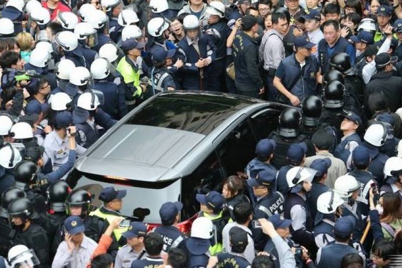 群眾29日下午包圍立法院,阻擋立委盧嘉辰座車,並和警方對峙。(吳逸驊攝)