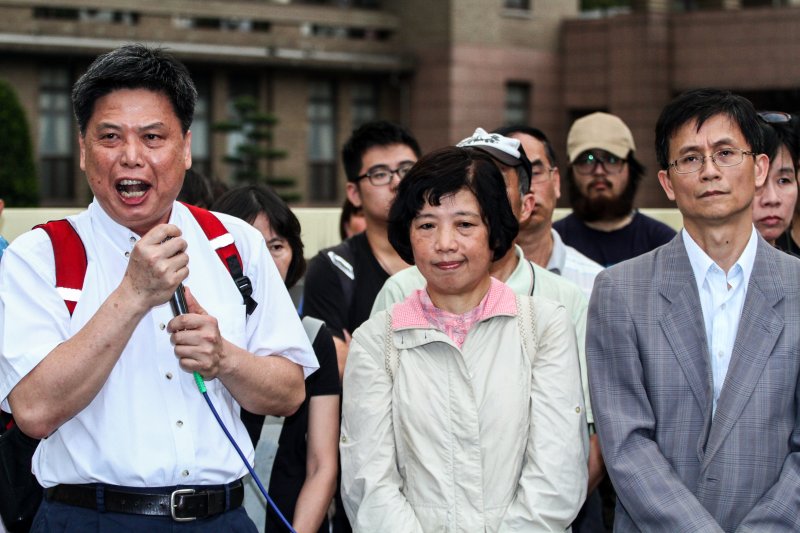 大埔事件拆屋案更二審記者會,仍未判准許住戶要求還地、恢復原狀請求,政大教授徐世榮批評,過去的判決皆已證明大埔事件的區段徵收是不公不義的,這樣的土地徵收,跟把人判死刑無異。 大埔事件拆屋案更二審記者會,仍未判准許住戶要求還地、恢復原狀請求,政大教授徐世榮批評,過去的判決皆已證明大埔事件的區段徵收是不公不義的,這樣的土地徵收,跟把人判死刑無異。