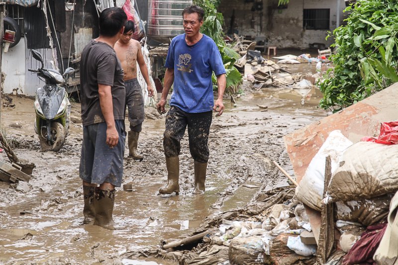 20150810-蘇迪勒颱風導致新北市溪洲部落淹大水，道路直到10日仍遭淤泥覆蓋。（曾原信攝）