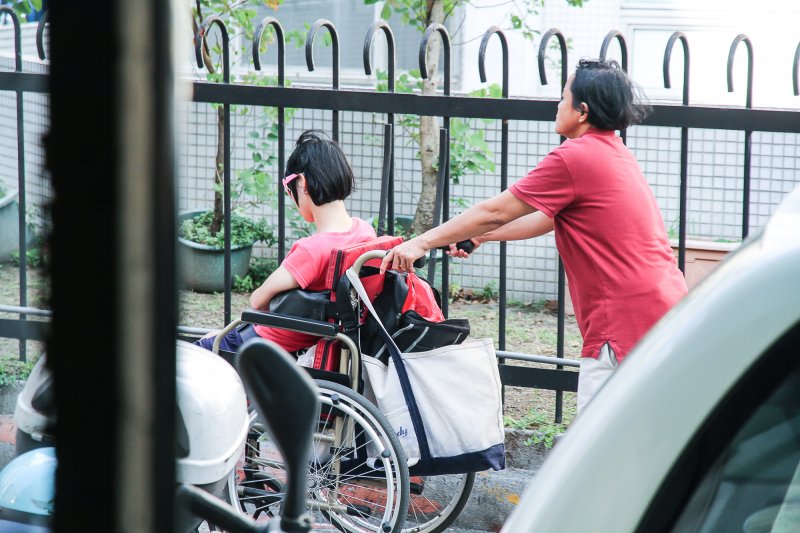 長照專題,外籍看護照顧圖(曾原信攝) 長照專題,外籍看護照顧圖(曾原信攝)