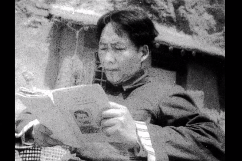 延安時期的毛澤東,手捧史達林文集。時為1939年。 延安時期的毛澤東,手捧史達林文集。時為1939年。