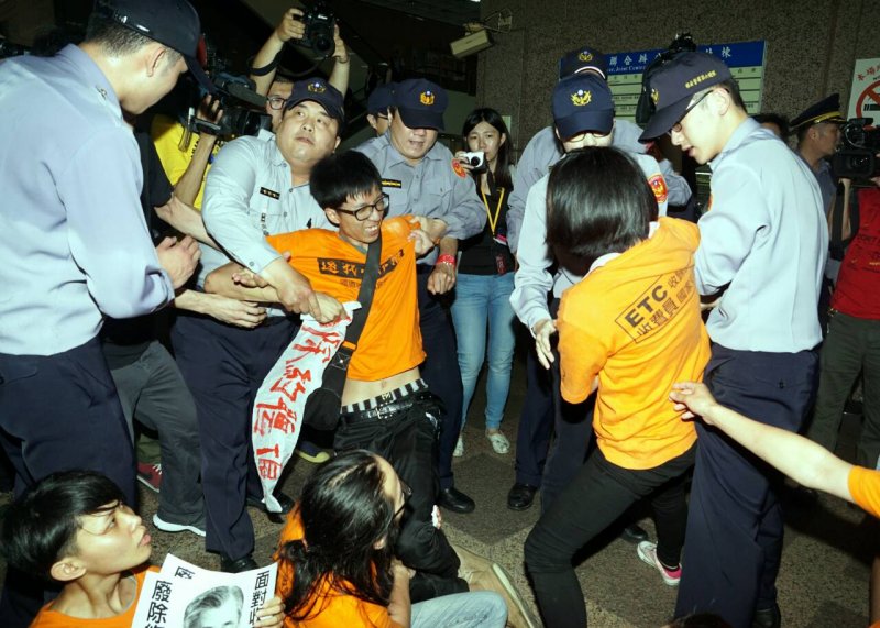 20150513-SMG0045-008-國道收費員佔領人事行政總處-1樓推擠(蘇仲泓攝).jpg 20150513-SMG0045-008-國道收費員佔領人事行政總處-1樓推擠(蘇仲泓攝).jpg