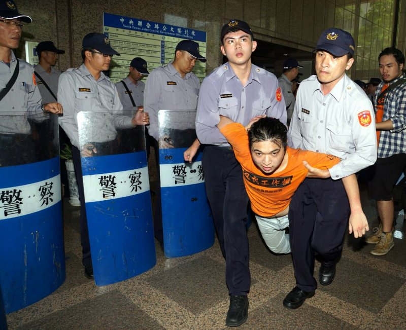 20150513-SMG0045-012-國道收費員佔領人事行政總處-警察將聲援者壓倒上束帶送至1樓(蘇仲泓攝).jpg 20150513-SMG0045-012-國道收費員佔領人事行政總處-警察將聲援者壓倒上束帶送至1樓(蘇仲泓攝).jpg