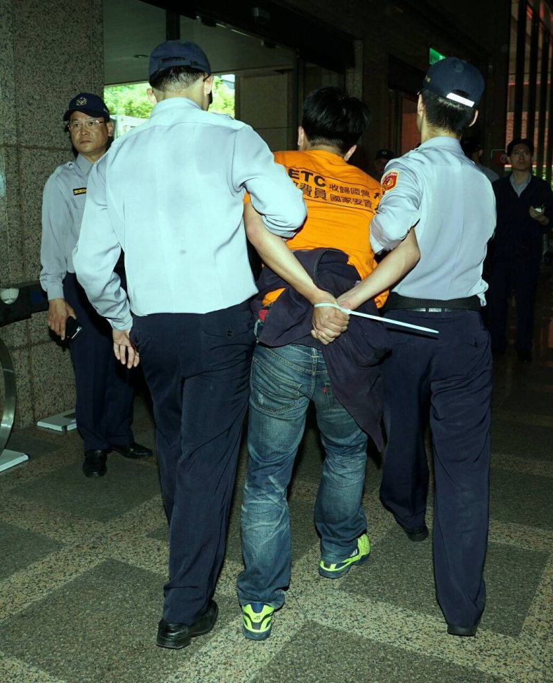 20150513-SMG0045-013-國道收費員佔領人事行政總處-警察將聲援者壓倒上束帶送至1樓(蘇仲泓攝).jpg 20150513-SMG0045-013-國道收費員佔領人事行政總處-警察將聲援者壓倒上束帶送至1樓(蘇仲泓攝).jpg