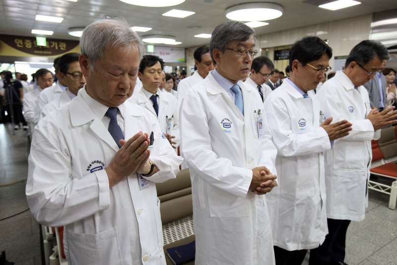 南韓MERS疫情發燒,醫護人員祈禱。 南韓MERS疫情發燒,醫護人員祈禱。