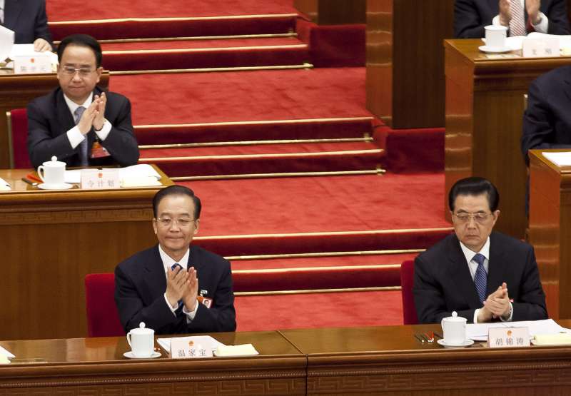 令計劃(後排左)、溫家寶(前排左)與胡錦濤(前排右)(美聯社) 令計劃(後排左)、溫家寶(前排左)與胡錦濤(前排右)(美聯社)