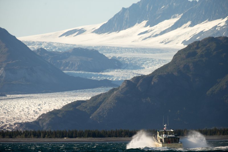 歐巴馬視查的大熊冰河（Bear Glacier）。（美聯社）