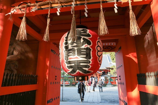 毘沙門堂位於京都市山科區的天台宗寺院，山號「護法山」，本尊毘沙門天、文武天皇勅願、開山（初代住持）為行基，天台宗京都五門跡之一，也稱作「毘沙門堂門跡」。（圖片來源：Flickr CC授權作者Norio NAKAYAMA）