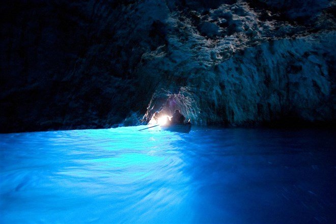 奇特景點「藍洞」(blue grotto)(圖片來源:Flickr CC授權作者apeofjungle) 奇特景點「藍洞」(blue grotto)(圖片來源:Flickr CC授權作者apeofjungle)