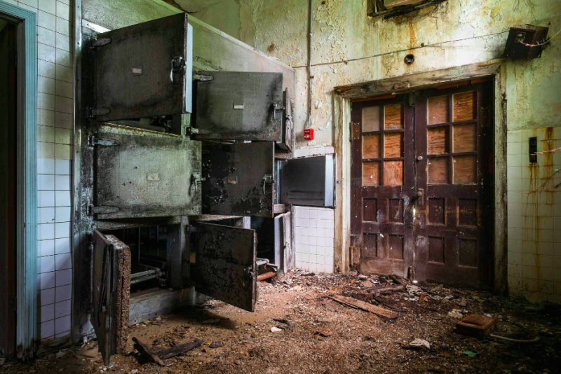牆壁剝落、電線外露,可能已經荒廢了百年以上。(圖/Jeremy HARRIS Photographs) 牆壁剝落、電線外露,可能已經荒廢了百年以上。(圖/Jeremy HARRIS Photographs)