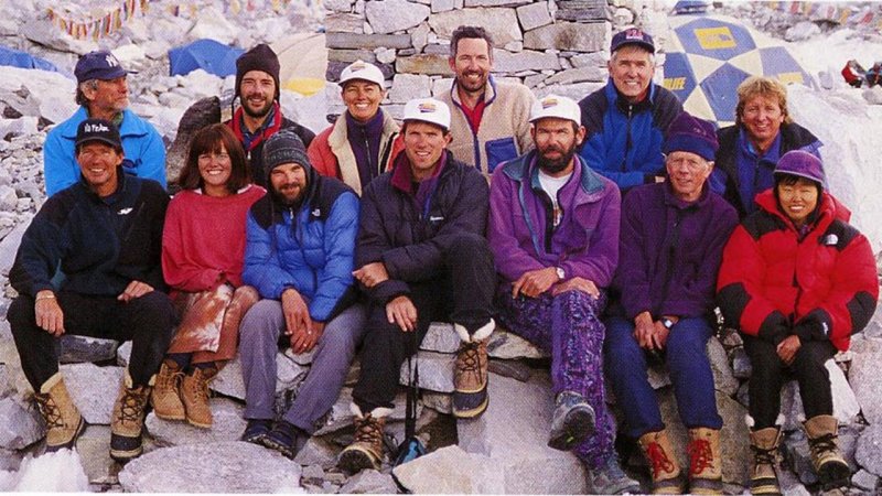 「冒險顧問」登山隊在登山前的合影,在電影中也有出現。(圖片來源:americaaguilera.com) 「冒險顧問」登山隊在登山前的合影,在電影中也有出現。(圖片來源:americaaguilera.com)