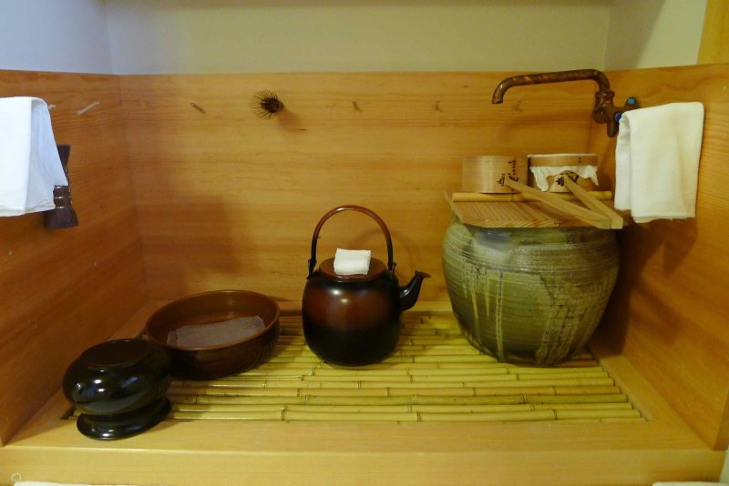 茶巾(掛著的白色抹布)常常在茶室中的水屋出現 茶巾(掛著的白色抹布)常常在茶室中的水屋出現