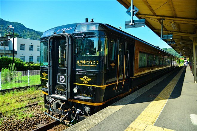 「A列車」的外型是沉穩的黑色搭配尊榮的金色，一展華麗復古風。（圖片來源：劉芊芊拍攝提供）