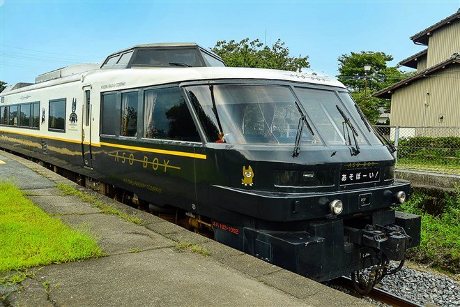 黑白相間的超萌列車「阿蘇男孩!」進站囉!(圖片來源:劉芊芊拍攝提供) 黑白相間的超萌列車「阿蘇男孩!」進站囉!(圖片來源:劉芊芊拍攝提供)
