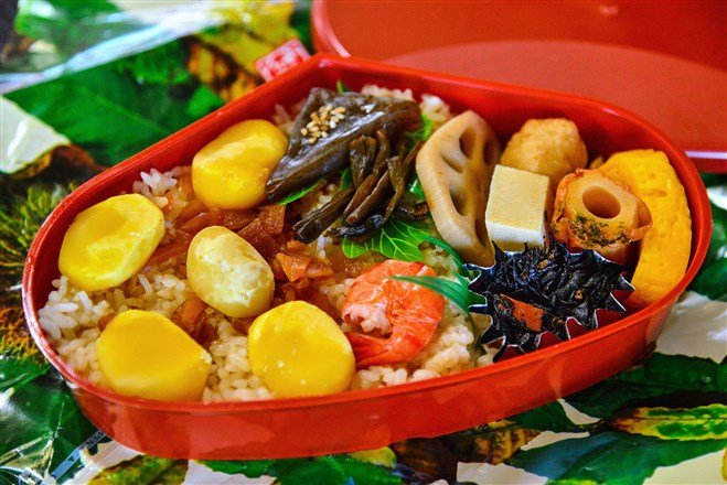 在列車上品嘗秋天的美味,人吉必吃 - 栗子便當(圖片來源:劉芊芊拍攝提供) 在列車上品嘗秋天的美味,人吉必吃 - 栗子便當(圖片來源:劉芊芊拍攝提供)