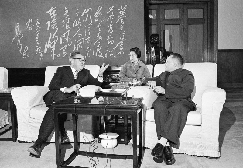 1974年11月27日,鄧小平與美國國務卿季辛吉攝於北京(美聯社) 1974年11月27日,鄧小平與美國國務卿季辛吉攝於北京(美聯社)