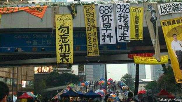 佔中時懸掛的布條,其中一幅「今日香港,明日台灣」的口號,在太陽花運動時就開始流傳。(BBC中文網) 佔中時懸掛的布條,其中一幅「今日香港,明日台灣」的口號,在太陽花運動時就開始流傳。(BBC中文網)
