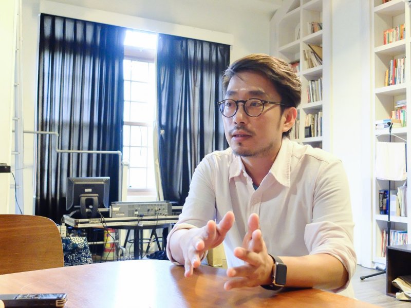 思劇場專題,「死刑犯的最後一天」一劇導演張哲龍,本身也是思劇場的藝術總監,張哲龍說,這部劇並不是要生硬的講死刑存廢等等的道理,而是透過戲劇表現,讓觀眾進到更深層次思考。 思劇場專題,「死刑犯的最後一天」一劇導演張哲龍,本身也是思劇場的藝術總監,張哲龍說,這部劇並不是要生硬的講死刑存廢等等的道理,而是透過戲劇表現,讓觀眾進到更深層次思考。