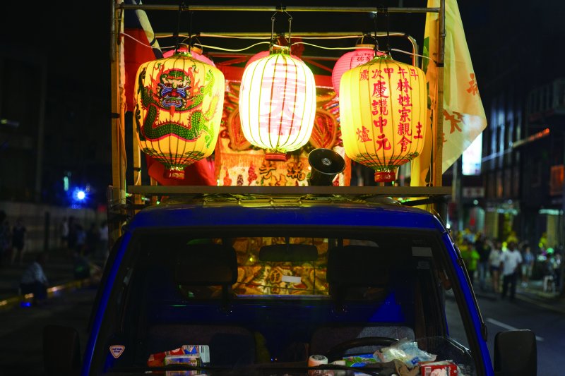 中元祭08_中元祭放水燈遊行中的傳統花燈(林煜幃攝影) 中元祭08_中元祭放水燈遊行中的傳統花燈(林煜幃攝影)