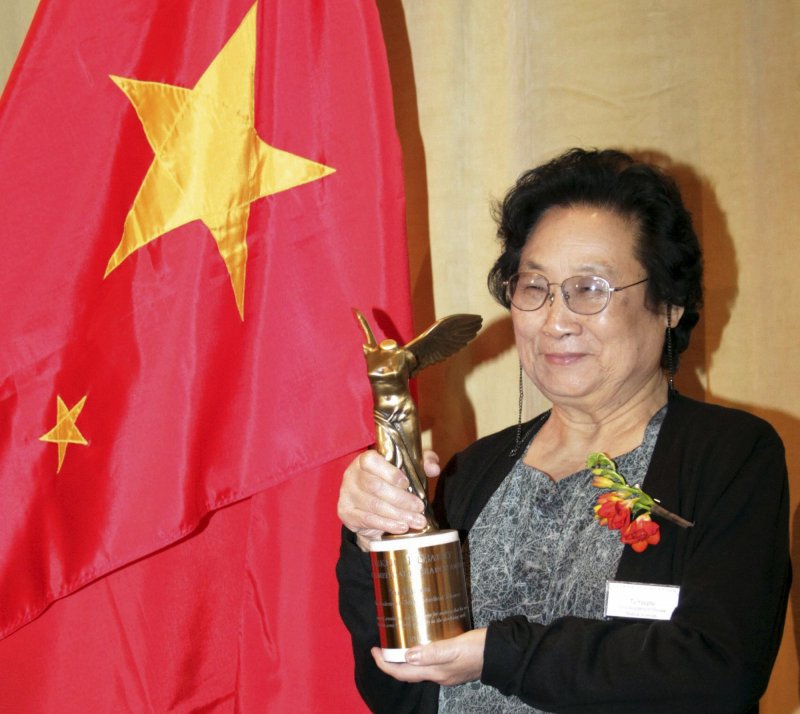 2011年,屠呦呦於美國紐約領取拉斯克-狄貝基臨床醫學研究獎。(美聯社) 2011年,屠呦呦於美國紐約領取拉斯克-狄貝基臨床醫學研究獎。(美聯社)