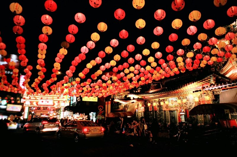 鮑爾斯也造訪了饒河夜市,品嘗包括蚵仔煎、胡椒餅等美食,他認為不分年齡階級都能享用相同的美食也是一種民主的表現。(圖/chia ying Yang@flickr) 鮑爾斯也造訪了饒河夜市,品嘗包括蚵仔煎、胡椒餅等美食,他認為不分年齡階級都能享用相同的美食也是一種民主的表現。(圖/chia ying Yang@flickr)