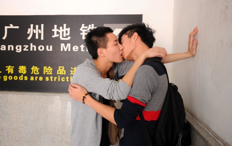 2012年4月,廣州男同性戀街頭擁吻呼籲被關注。(新華社) 2012年4月,廣州男同性戀街頭擁吻呼籲被關注。(新華社)