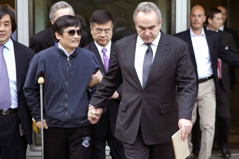 陳光誠步出大使館,坎貝爾他著我的左手,駱家輝則扶著他的手臂之同行。(美聯社/八旗文化提供) 陳光誠步出大使館,坎貝爾他著我的左手,駱家輝則扶著他的手臂之同行。(美聯社/八旗文化提供)