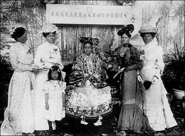 慈禧喜歡照相,留下與外國駐華使節夫人們的合影。(作者提供) 慈禧喜歡照相,留下與外國駐華使節夫人們的合影。(作者提供)