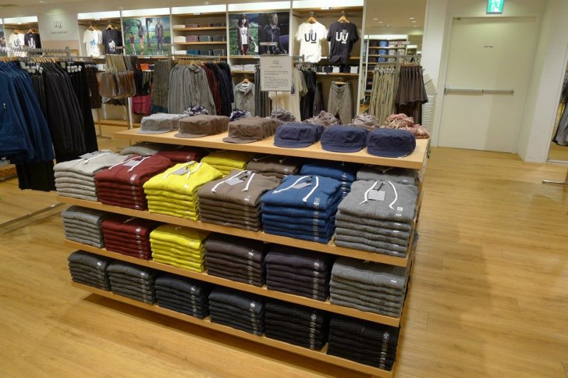 在名牌與量販之間,優衣庫、ZARA、H&M等快速時尚品牌走出截長補短的第三條路,就連賣場也處處隱藏此類心機——它們的陳列與銷售業績,其實密不可分。(圖/Uniqlo Taiwan) 在名牌與量販之間,優衣庫、ZARA、H&M等快速時尚品牌走出截長補短的第三條路,就連賣場也處處隱藏此類心機——它們的陳列與銷售業績,其實密不可分。(圖/Uniqlo Taiwan)