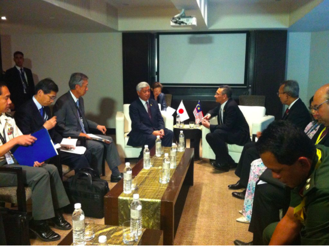 東協防長會議,日本與馬來西亞晤談情況。(取自Twitter) 東協防長會議,日本與馬來西亞晤談情況。(取自Twitter)