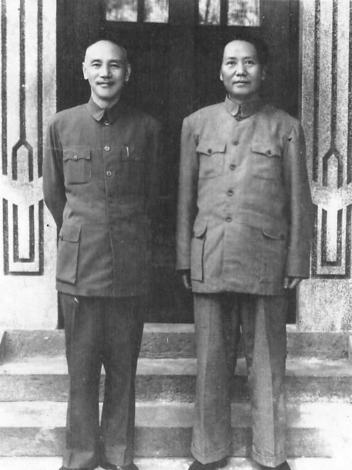 1945年重慶談判,蔣介石與毛澤東(取自網路) 1945年重慶談判,蔣介石與毛澤東(取自網路)