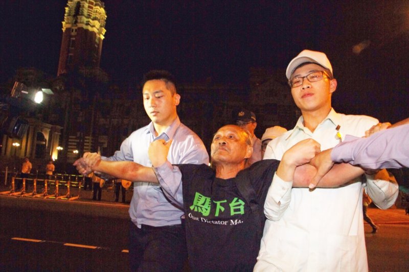 公民團體「反馬習陣線」6日「夜襲」總統府前,痛批馬習會黑箱,恐出賣台灣主權,拉出布條高喊抗議口號,並要求即刻停止馬習會,但群眾在警方人海逼近情況下,暫時離開凱道。(曾原信攝) 公民團體「反馬習陣線」6日「夜襲」總統府前,痛批馬習會黑箱,恐出賣台灣主權,拉出布條高喊抗議口號,並要求即刻停止馬習會,但群眾在警方人海逼近情況下,暫時離開凱道。(曾原信攝)