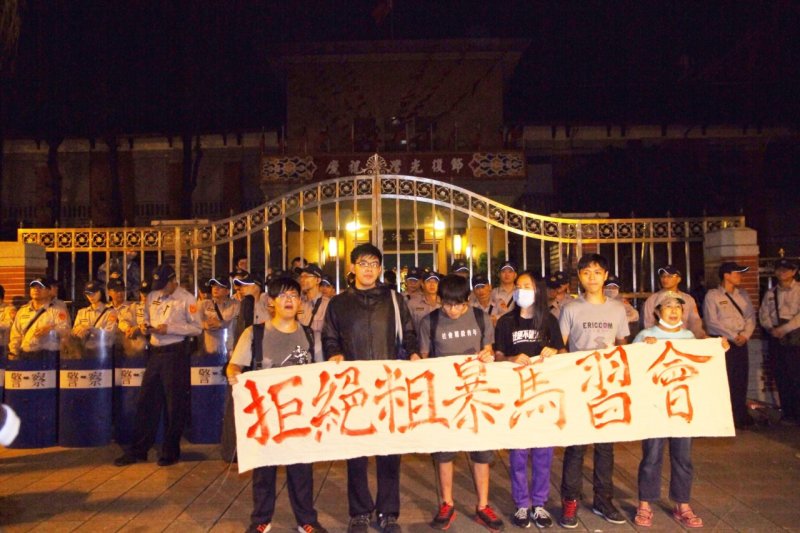 「反馬習陣線」抗議民眾之後轉往立法院,數度與警方拉扯衝突,民眾、警員都被推擠跌至地上,但未能衝進立法院。(曾原信攝) 「反馬習陣線」抗議民眾之後轉往立法院,數度與警方拉扯衝突,民眾、警員都被推擠跌至地上,但未能衝進立法院。(曾原信攝)