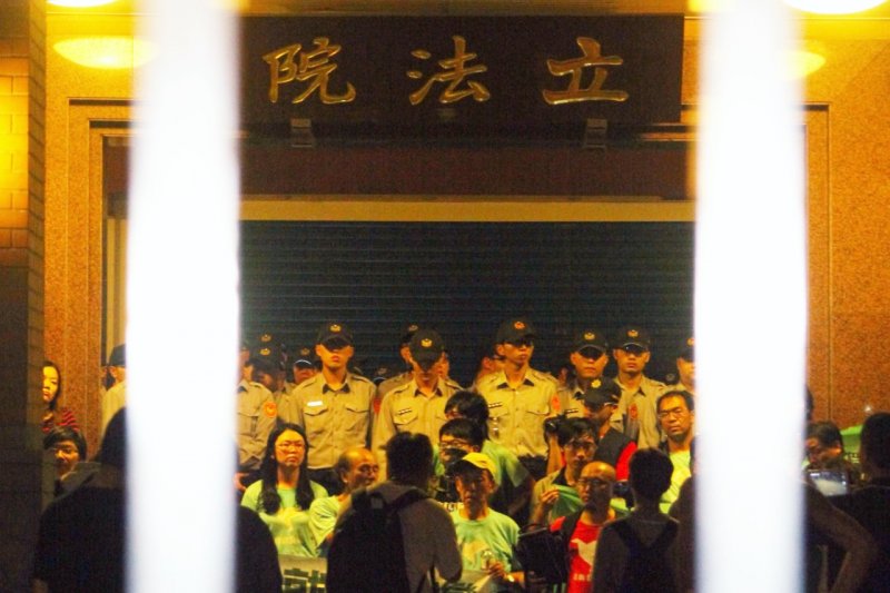 「反馬習陣線」抗議民眾之後轉往立法院,數度與警方拉扯衝突,民眾、警員都被推擠跌至地上,但未能衝進立法院。(曾原信攝) 「反馬習陣線」抗議民眾之後轉往立法院,數度與警方拉扯衝突,民眾、警員都被推擠跌至地上,但未能衝進立法院。(曾原信攝)