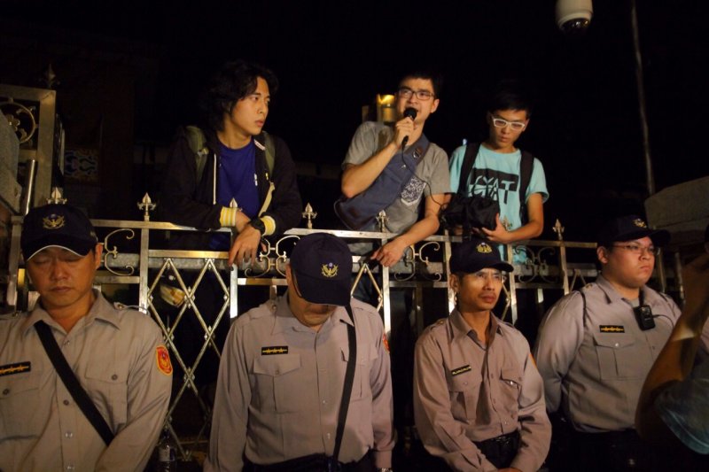 「反馬習陣線」抗議民眾之後轉往立法院,數度與警方拉扯衝突,民眾、警員都被推擠跌至地上,但未能衝進立法院。(曾原信攝) 「反馬習陣線」抗議民眾之後轉往立法院,數度與警方拉扯衝突,民眾、警員都被推擠跌至地上,但未能衝進立法院。(曾原信攝)