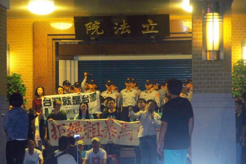 「反馬習陣線」抗議民眾之後轉往立法院，數度與警方拉扯衝突，民眾、警員都被推擠跌至地上，但未能衝進立法院。（曾原信攝）