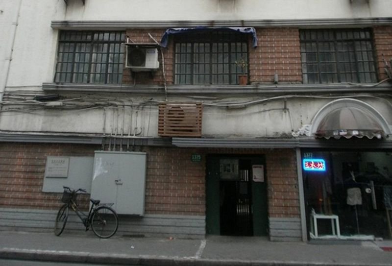 張愛玲在武定西路1375號開納公寓和舅舅住對門。(作者提供) 張愛玲在武定西路1375號開納公寓和舅舅住對門。(作者提供)