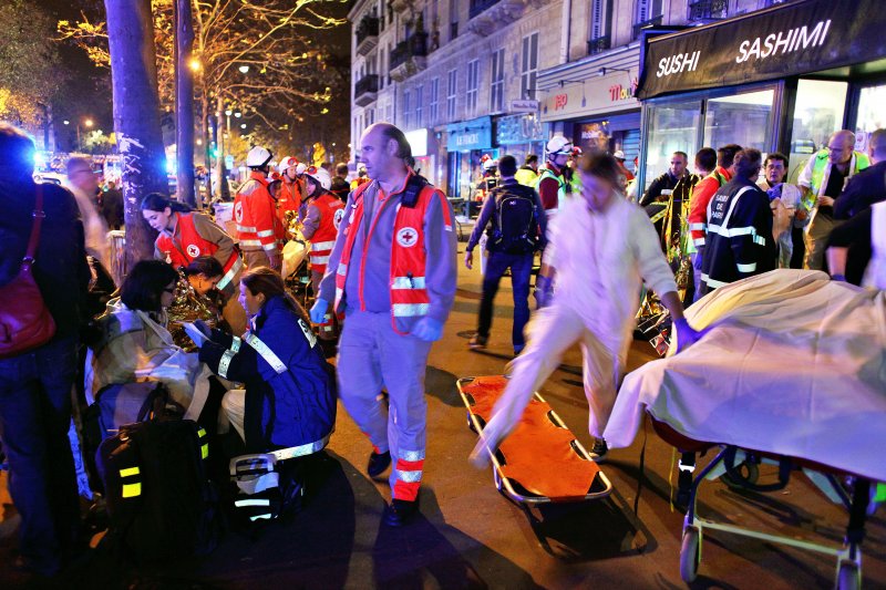 巴黎恐怖攻擊。在巴塔克蘭劇院(Bataclan)槍擊發生後,被疏散的人們在路邊長椅上休息。兇手挑在人人放鬆紓壓的周五晚上,展開一連串攻擊,造成法國自二戰以來最嚴重的傷亡。(美聯社) 巴黎恐怖攻擊。在巴塔克蘭劇院(Bataclan)槍擊發生後,被疏散的人們在路邊長椅上休息。兇手挑在人人放鬆紓壓的周五晚上,展開一連串攻擊,造成法國自二戰以來最嚴重的傷亡。(美聯社)