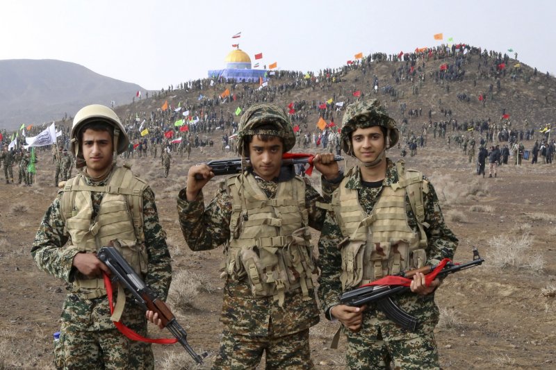 伊朗士兵於兵推結束後,輕鬆合影。(美聯社) 伊朗士兵於兵推結束後,輕鬆合影。(美聯社)