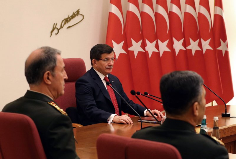 土耳其總理達武特奧盧(Ahmet Davutoğlu)26日與軍方開會(美聯社) 土耳其總理達武特奧盧(Ahmet Davutoğlu)26日與軍方開會(美聯社)