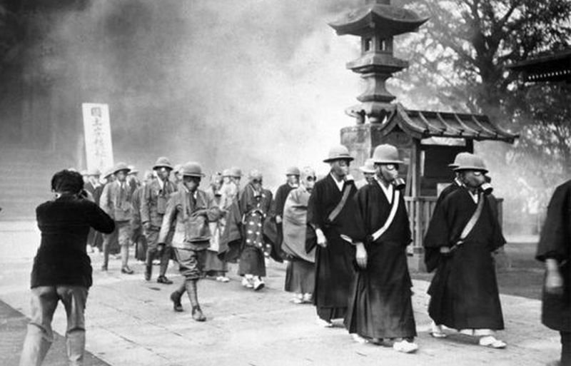 1936年5月30日,日本東京,大淺草寺的僧眾正為第二次中日戰爭做準備,防空演習中,他們戴上了防毒面具。(美聯社照片) 1936年5月30日,日本東京,大淺草寺的僧眾正為第二次中日戰爭做準備,防空演習中,他們戴上了防毒面具。(美聯社照片)