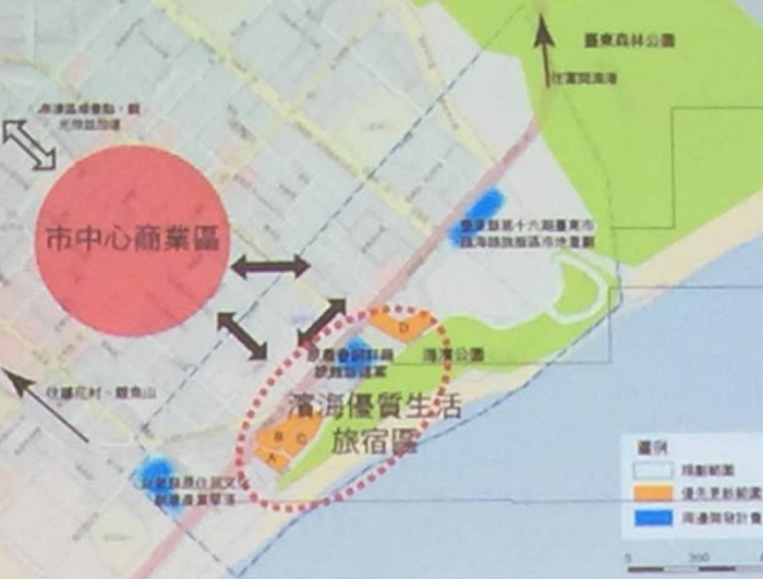 說明會上展示的都市更新範圍 深藍色虛線是都市更新規劃範圍,橘色是本次計畫實際要更新的範圍,圍繞在「河南王」王任生要建造的飯店周遭,構成縣府所謂的「濱海優質生活旅宿區」。(作者提供) 說明會上展示的都市更新範圍 深藍色虛線是都市更新規劃範圍,橘色是本次計畫實際要更新的範圍,圍繞在「河南王」王任生要建造的飯店周遭,構成縣府所謂的「濱海優質生活旅宿區」。(作者提供)