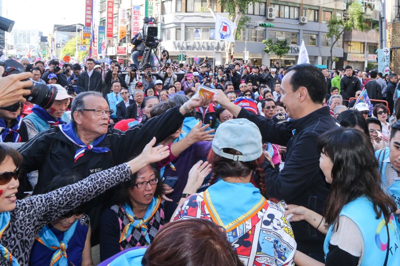 20151205-朱立倫競選總部成立「入厝」.朱立倫送暖暖包給回家團圓的黨員們 （陳明仁攝）