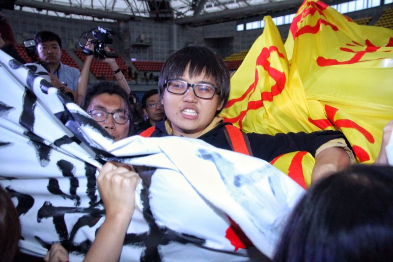 2016總統大選青年對談,國道收費員、反南鐵東移到場舉布條抗議(曾原信攝) 2016總統大選青年對談,國道收費員、反南鐵東移到場舉布條抗議(曾原信攝)