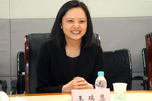 王瑞慧已在長庚二十八年,當初是父親王永慶叫她到長庚歷練,是最早進入長庚體系的王家二代,所以不願意退出長庚董事會。(取自www.bdhxy.com) 王瑞慧已在長庚二十八年,當初是父親王永慶叫她到長庚歷練,是最早進入長庚體系的王家二代,所以不願意退出長庚董事會。(取自www.bdhxy.com)