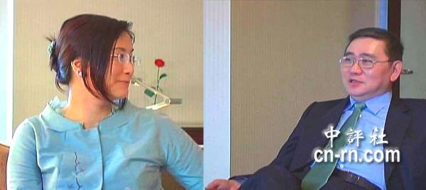 王文洋(右)與學生呂安妮(左)的「愛美人不愛江山」的新聞,曾經是台灣街頭巷尾熱議的焦點。(中評社) 王文洋(右)與學生呂安妮(左)的「愛美人不愛江山」的新聞,曾經是台灣街頭巷尾熱議的焦點。(中評社)