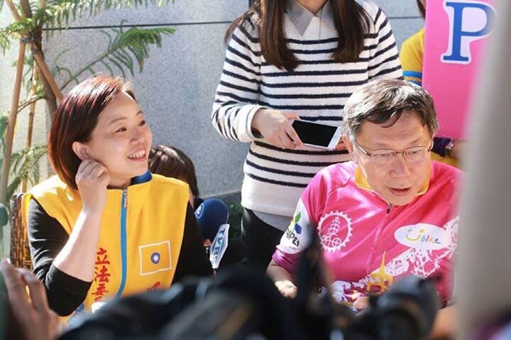 民國黨新竹縣立委候選人邱靖雅與柯文哲一起騎腳踏車(民國黨) 民國黨新竹縣立委候選人邱靖雅與柯文哲一起騎腳踏車(民國黨)