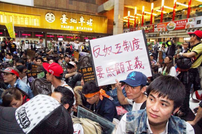 2015移工大遊行,移工進入台北車站,由於過去外籍移工在開齋節時舉辦慶祝卻遭台灣人揚言驅趕,因此特別前往車站廣場佔領。(曾原信攝) 2015移工大遊行,移工進入台北車站,由於過去外籍移工在開齋節時舉辦慶祝卻遭台灣人揚言驅趕,因此特別前往車站廣場佔領。(曾原信攝)